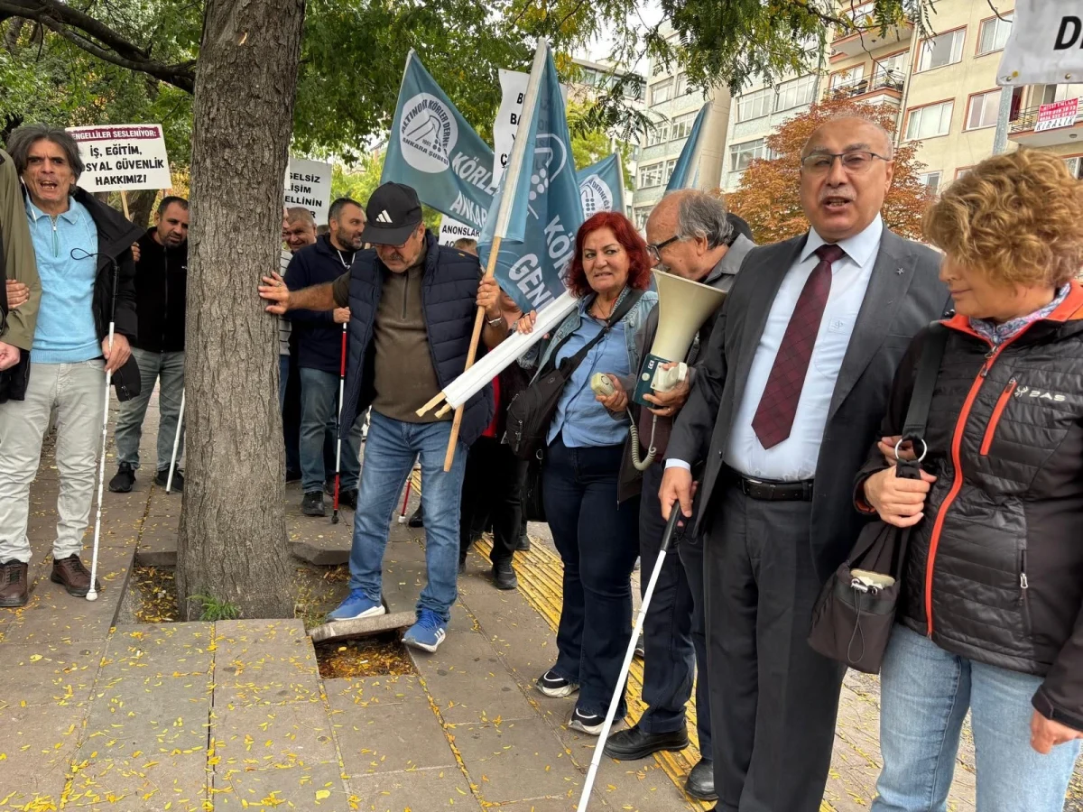 Görme engelliler ve federasyon temsilcileri hissedilebilir yüzeylerin yanında