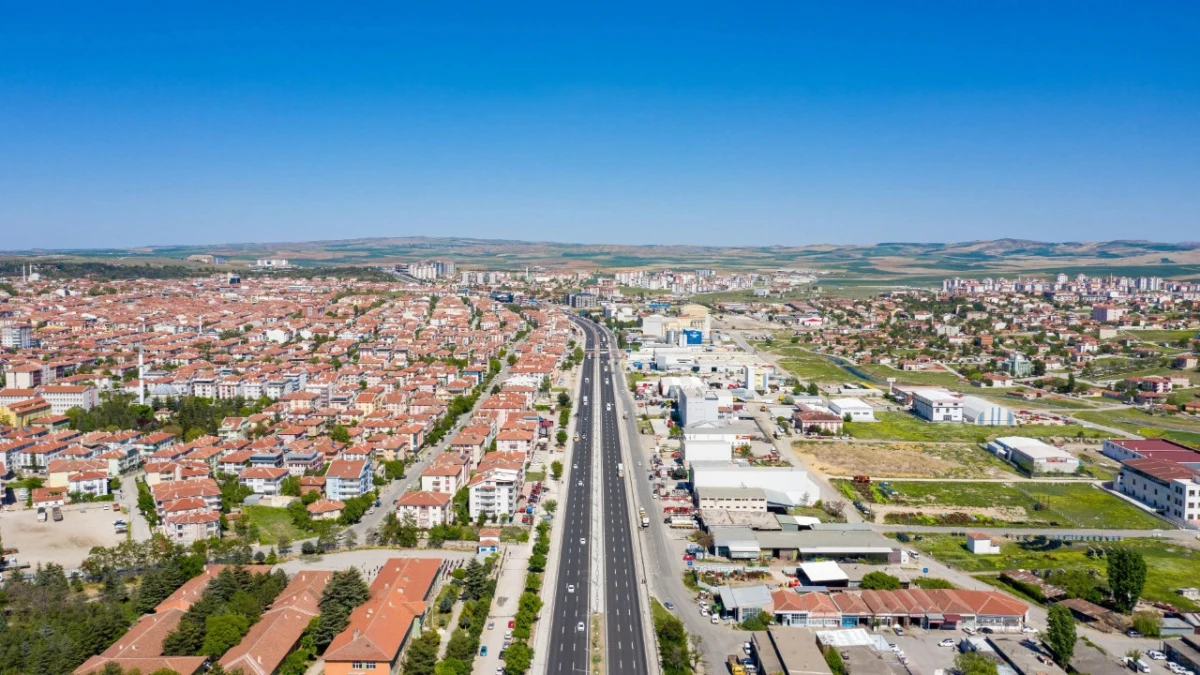 Bir Ankara ilçesindeki yerleşim alanı, ana yol ve çevredeki kırsal araziler