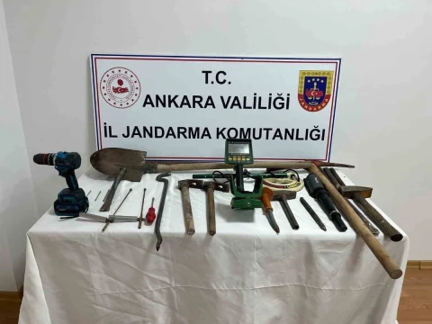 Ankara İl Jandarma Komutanlığı tarafından ele geçirilen tabanca, fişek, dedektör ve kazı malzemeleri