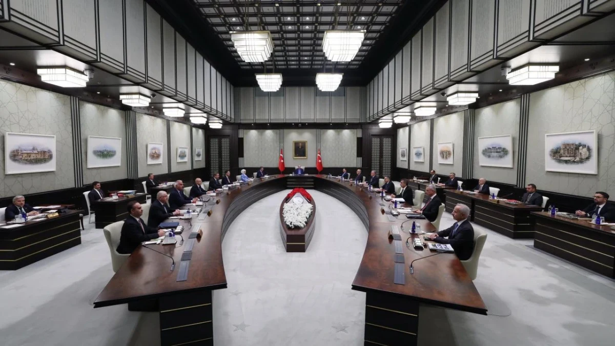 Cumhurbaşkanlığı Kabinesi toplantı salonunda uzun masaların çevresinde oturan katılımcılar