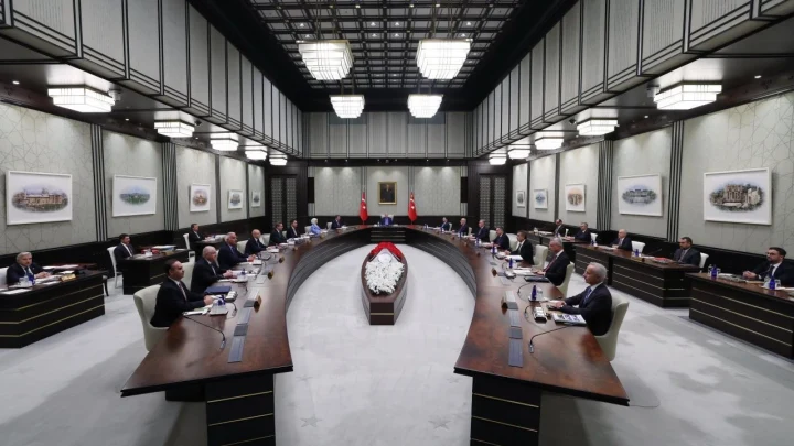Cumhurbaşkanlığı Kabinesi toplantı salonunda uzun masaların çevresinde oturan katılımcılar