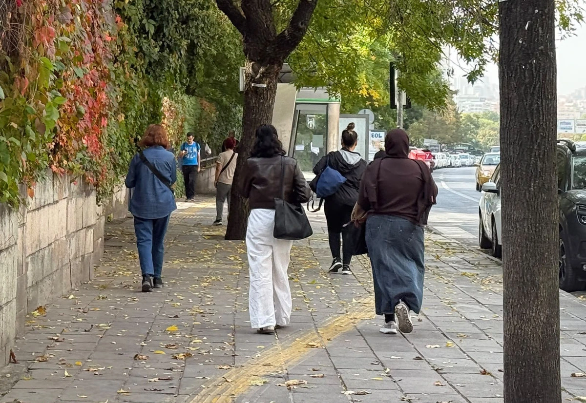 Ağaçların sıralandığı Ankara kaldırımında yürüyen yayalar