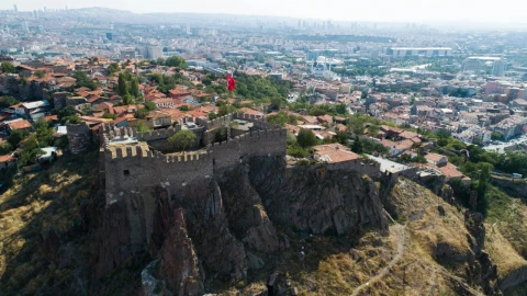 Ankara Kalesi ve çevresindeki yerleşim alanının havadan görünümü