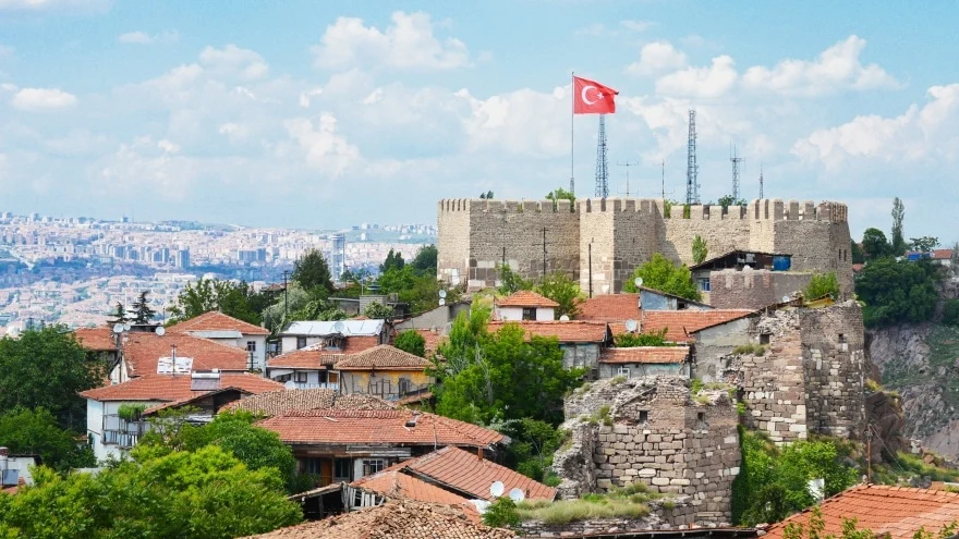 Ankara Kalesi ve çevresindeki kırmızı çatılı evler