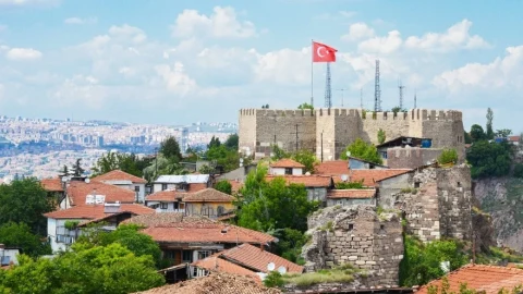 Ankara Kalesi ve çevresindeki kırmızı çatılı evler