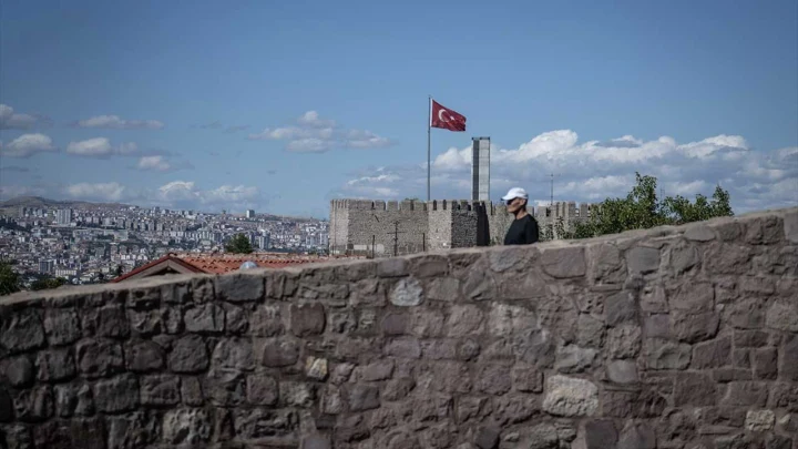 Ankara Kalesi surları ve arka planda Ankara manzarası