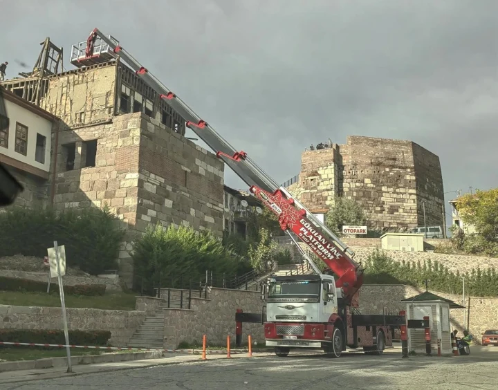 Ankara Kalesi’nde tarihi yapıların yanında yıkım çalışması yapan vinç