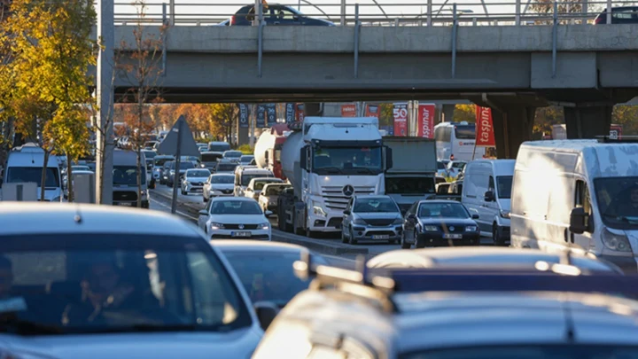 Ankara’da bir üst geçidin altında yoğun araç trafiği