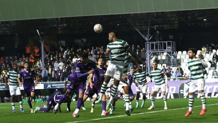 Ankara Keçiörengücü ve Bursasporlu futbolcular Aktepe’deki karşılaşmada top için mücadele ediyor