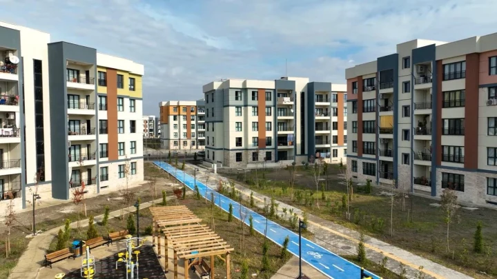 Ankara’da apartman blokları, yürüyüş yolu ve ortak kullanım alanlarının bulunduğu konut sitesi