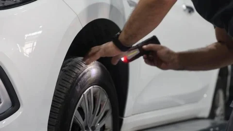 Bir araçta lastik ve tekerlek çevresinin kontrol edilmesi