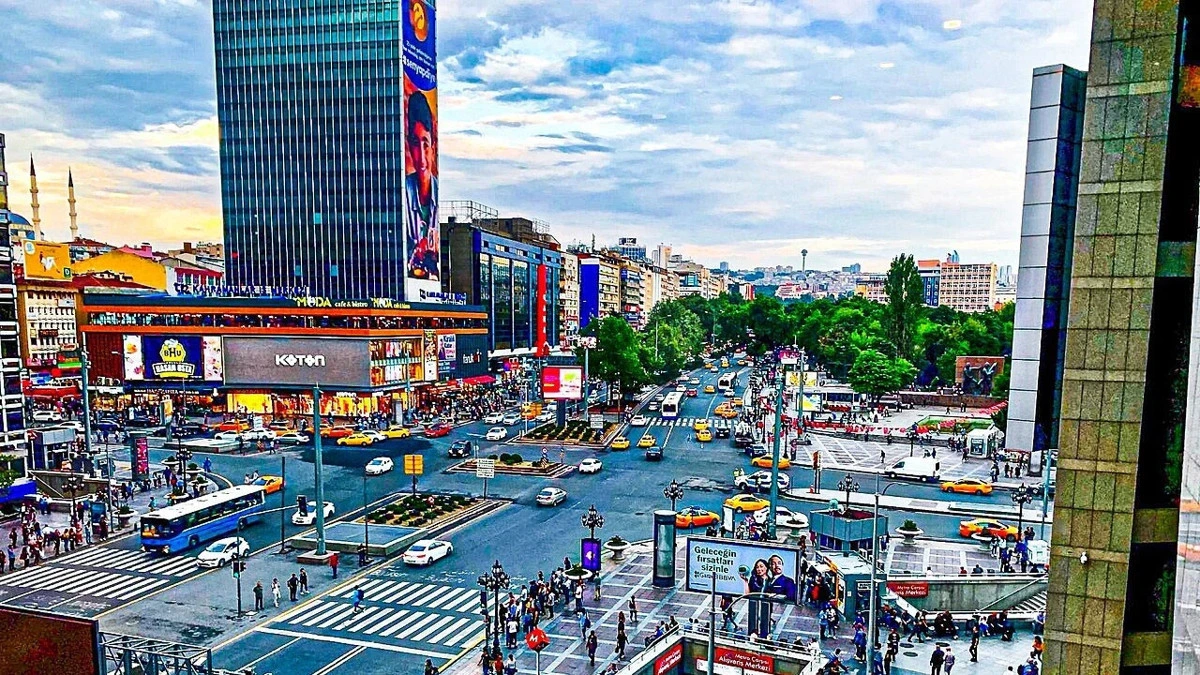 Ankara Kızılay’da kalabalık kavşak ve toplu taşıma hareketliliği