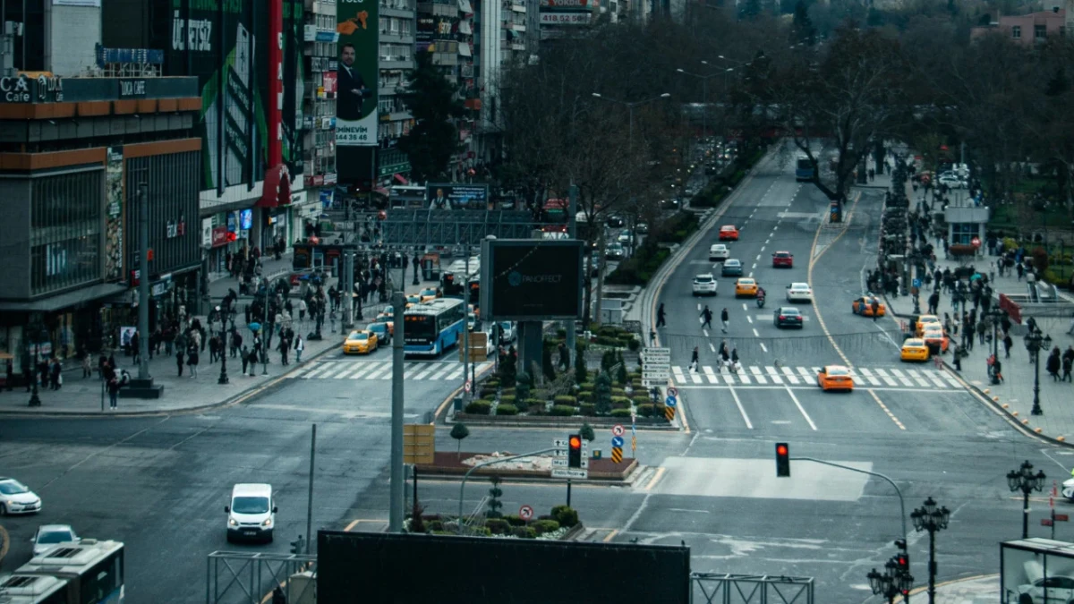 Ankara Kızılay’da yaya geçitleri, araç trafiği ve çevredeki iş yerleri