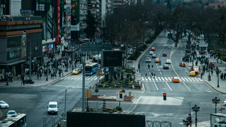 Ankara Kızılay’da yaya geçitleri, araç trafiği ve çevredeki iş yerleri
