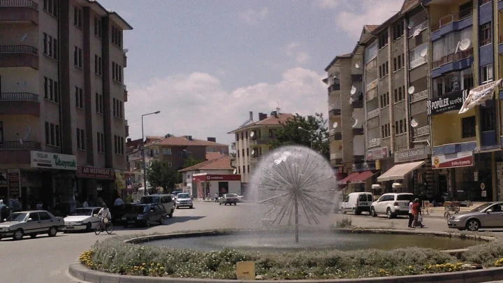 Ankara’da apartmanların çevrelediği bir meydanda fıskiye ve araçlar