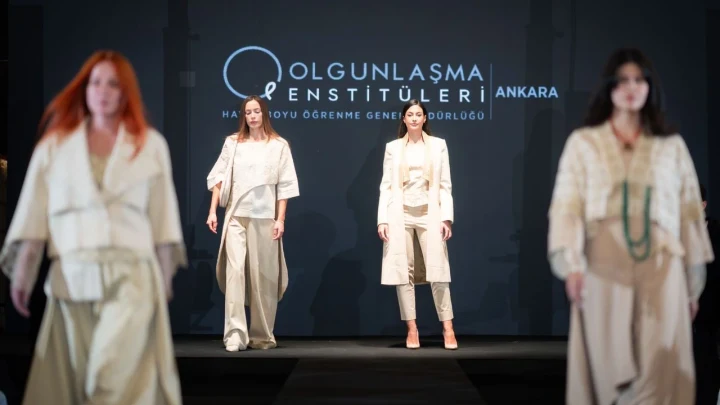 Ankara Olgunlaşma Enstitüsünün sof kumaşından hazırladığı tasarımları taşıyan modeller defilede