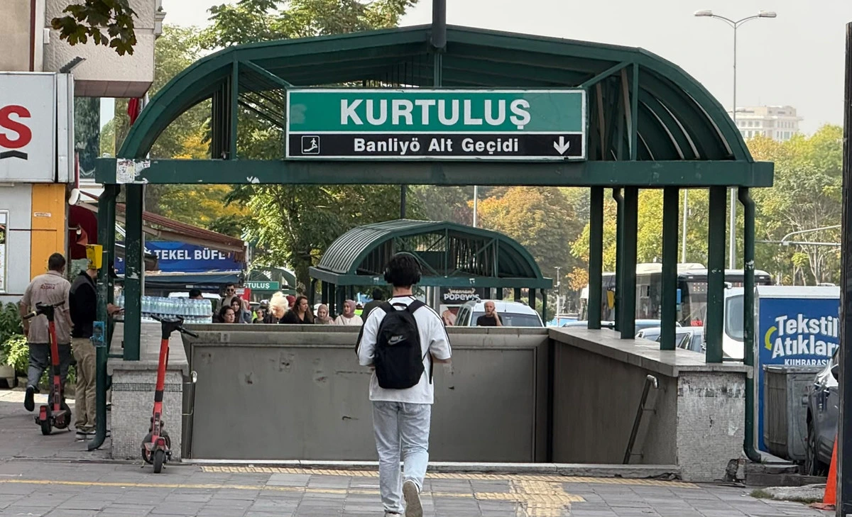 Kurtuluş Banliyö Alt Geçidi girişinde yürüyen kişi