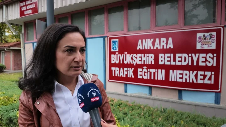 Kurtuluş Parkı Trafik Eğitim Merkezi önünde açıklama yapan yetkili