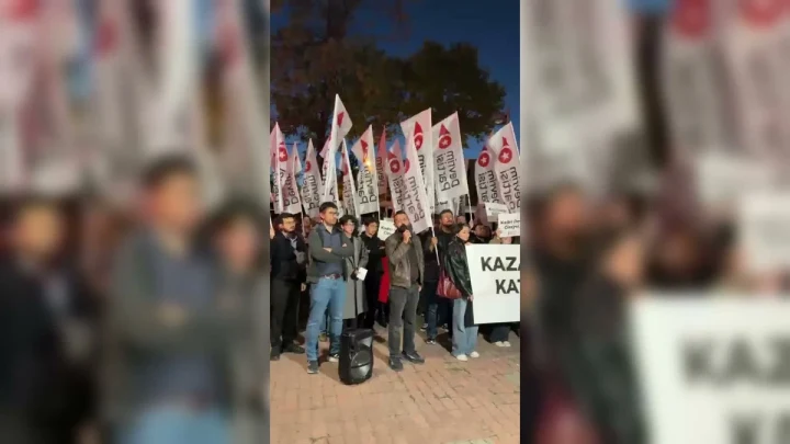 Devrim Partisi üyeleri, Ankara’daki Madenci Anıtı önünde pankart ve bayraklarla eylem yapıyor