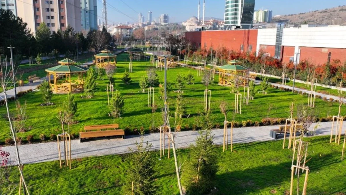 Ankara’da yeşil alan, yürüyüş yolları ve oturma alanları bulunan bir park