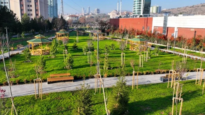 Ankara’da yeşil alan, yürüyüş yolları ve oturma alanları bulunan bir park