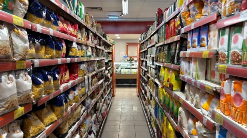 Ankara’da bir markette gıda ürünleriyle dolu raflar