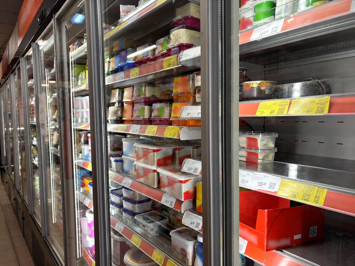 Soğutuculu market reyonunda paketli süt ve süt ürünleri