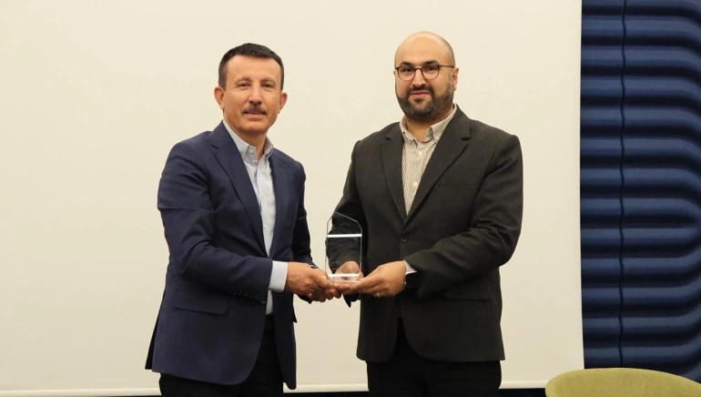 Prof. Dr. Asım Balcı, Murat Yılmaz’a plaket takdim ediyor