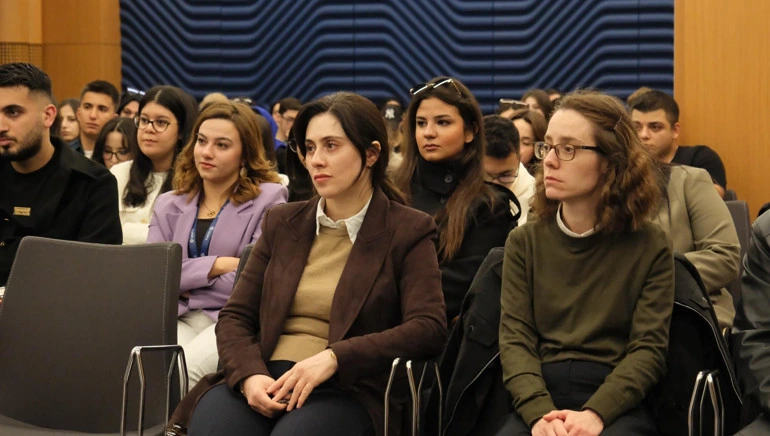 Ankara Medipol Üniversitesi’ndeki söyleşiyi izleyen iletişim fakültesi öğrencileri