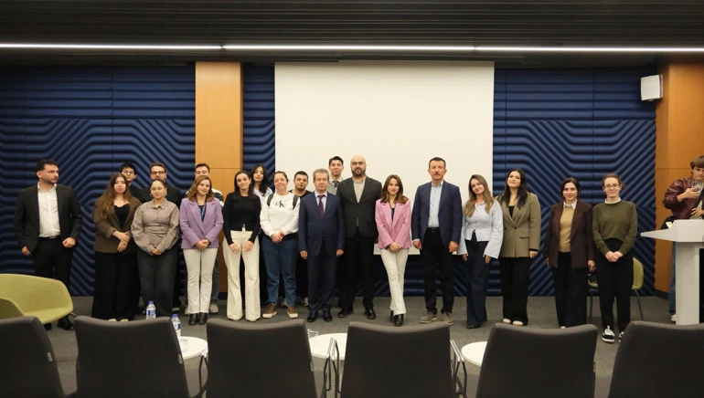 Söyleşiye katılanlar, Ankara Medipol Üniversitesi konferans salonunda toplu fotoğraf çektirdi