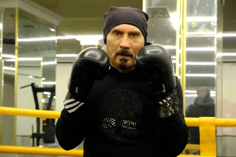 Boks eldivenleriyle ringde poz veren Mehmet Kurt