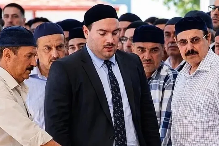 Soruşturma haberinde kullanılan, başı takkeliler arasındaki takım elbiseli bir kişiyi gösteren fotoğraf