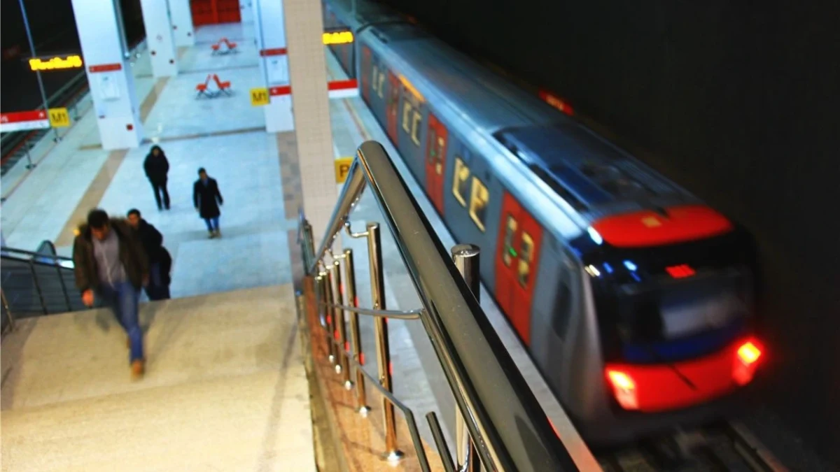 Ankara’da bir metro istasyonunda yolcular ve peronda bekleyen tren