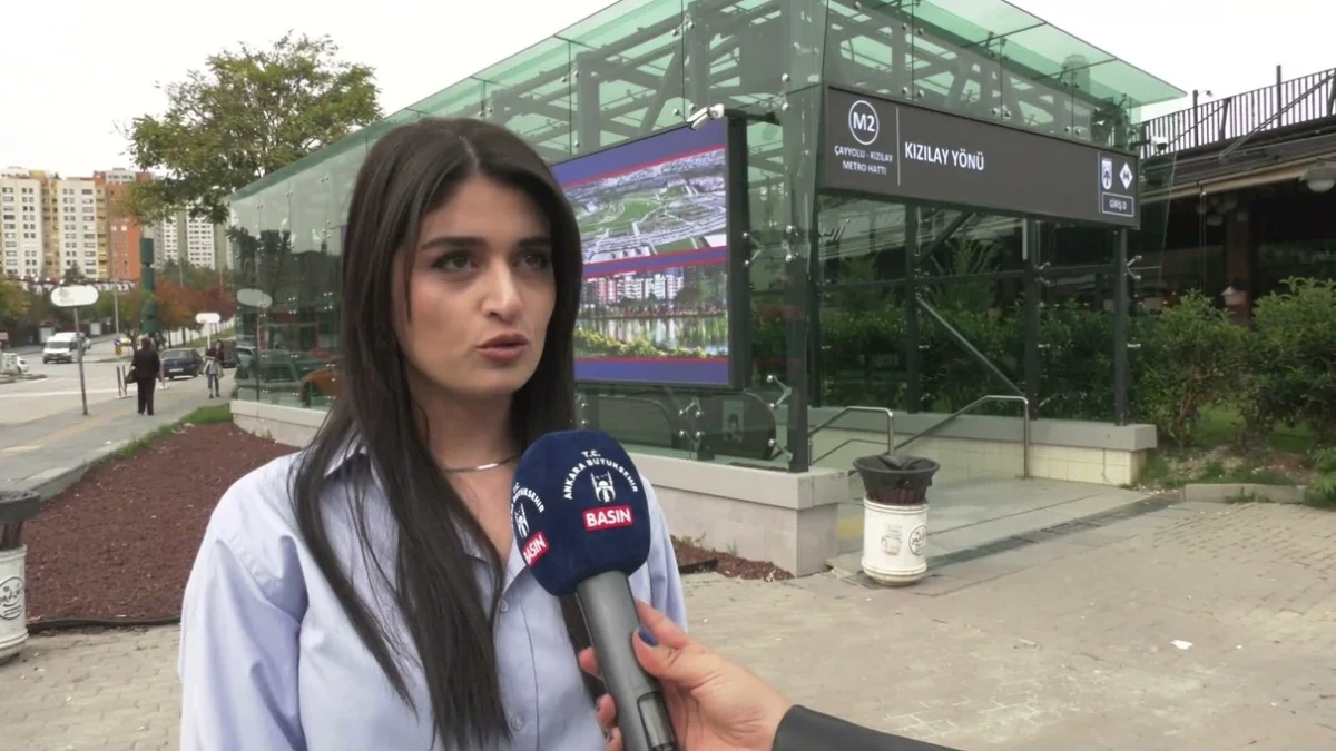 Kızılay yönünü gösteren metro girişi ve kanopi alanında açıklama yapan kadın