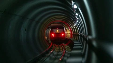 Metro tünelinde ilerleyen tren