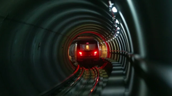 Metro tünelinde ilerleyen tren