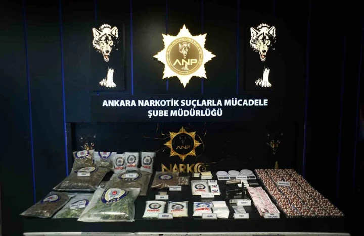Ankara Narkotik Suçlarla Mücadele Şube Müdürlüğü yazısı önünde sergilenen uyuşturucu maddeler ve sentetik ecza