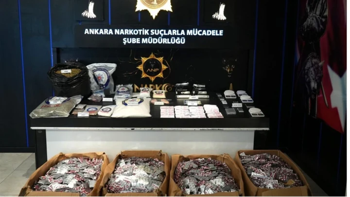 Ankara narkotik operasyonlarında ele geçirilen uyuşturucu maddeler ve haplar sergileniyor