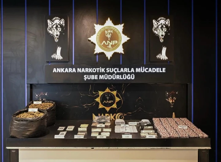 Ankara narkotik operasyonlarında ele geçirilen sentetik ecza ve uyuşturucu maddeler sergileniyor