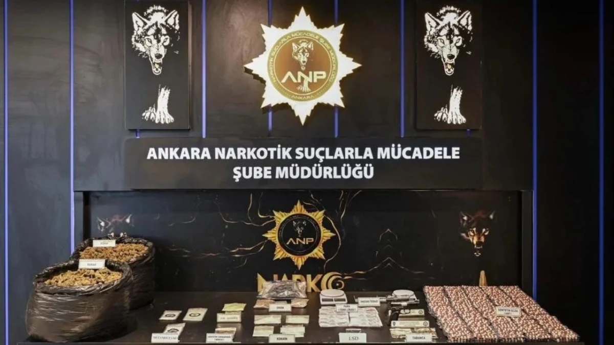 Ankara Narkotik Suçlarla Mücadele Şube Müdürlüğü tabelası önünde sergilenen operasyon bulguları
