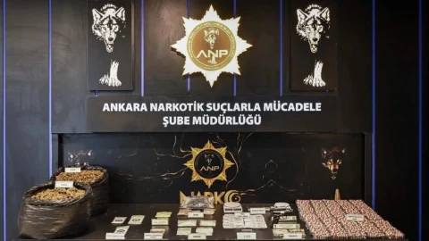 Ankara Narkotik Suçlarla Mücadele Şube Müdürlüğü tabelası önünde sergilenen operasyon bulguları