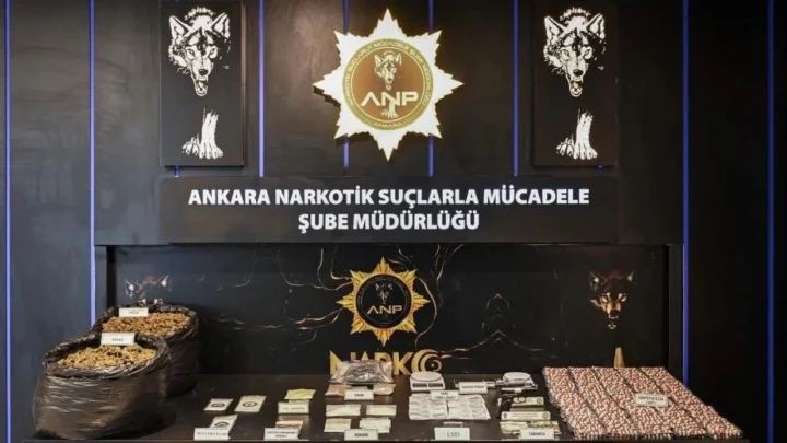 Ankara Narkotik Suçlarla Mücadele Şube Müdürlüğü tabelası önünde sergilenen operasyon bulguları