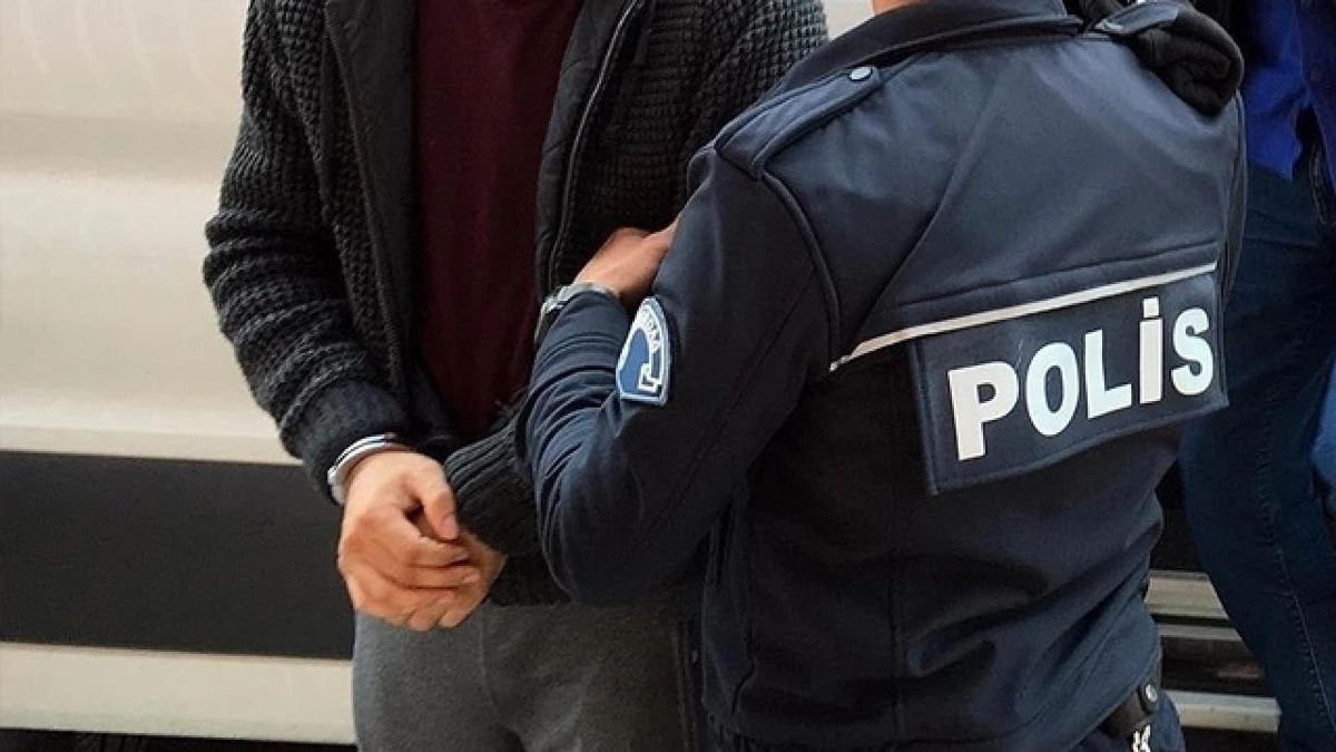 Polis ekipleri bir şüpheliyi gözaltına alıyor