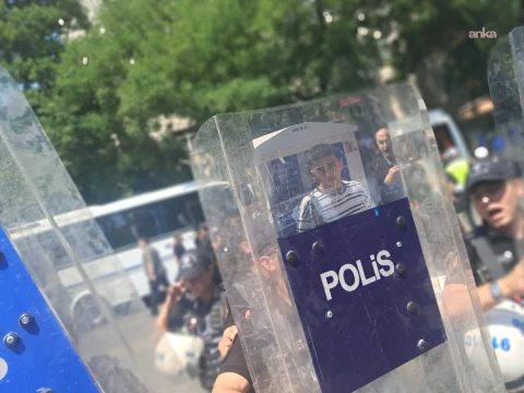 Protesto sırasında polis kalkanları ön planda görülüyor