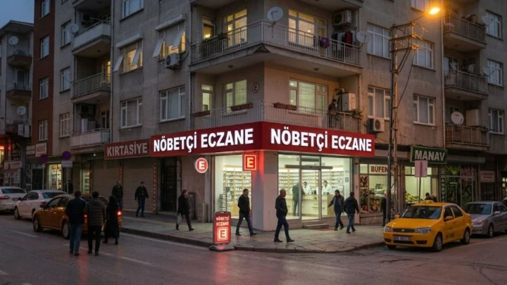 Akşam saatlerinde ışıklı tabelası yanan bir nöbetçi eczane