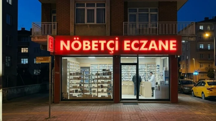 Gece saatlerinde ışıklı nöbetçi eczane tabelası ve açık eczane vitrini