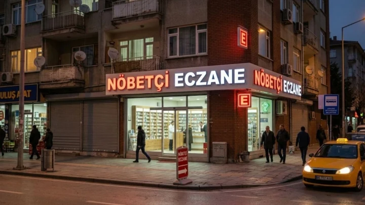 Gece saatlerinde ışıklı nöbetçi eczane tabelası görünen bir cadde