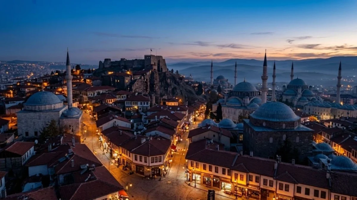 Ankara’da kale çevresindeki tarihî yapıların ve camilerin gün batımındaki görünümü