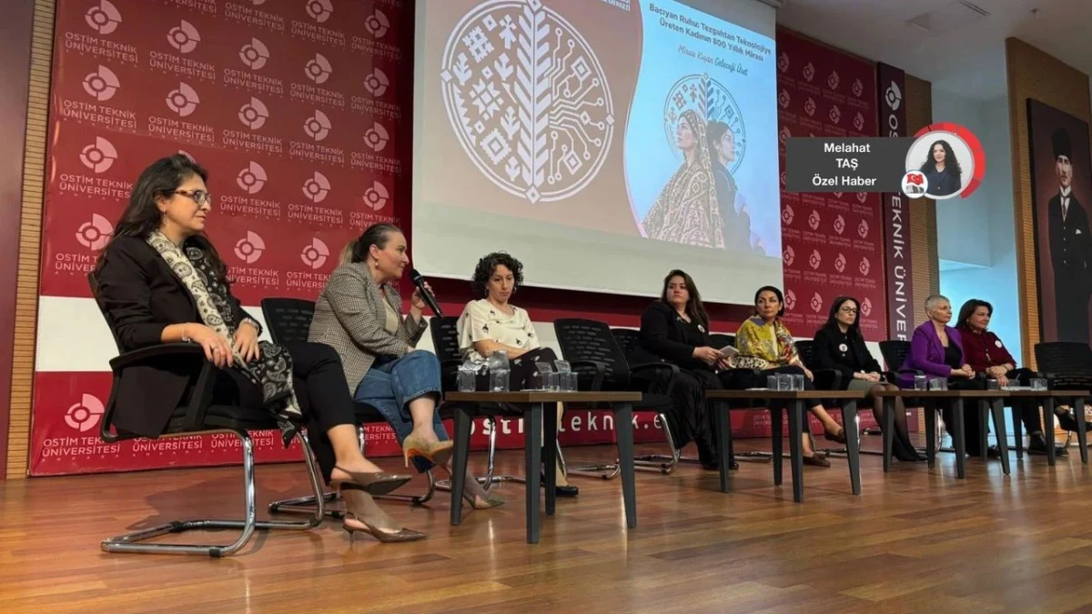 OSTİM Teknik Üniversitesi’ndeki programda kadın konuşmacılar sahnede oturum yapıyor
