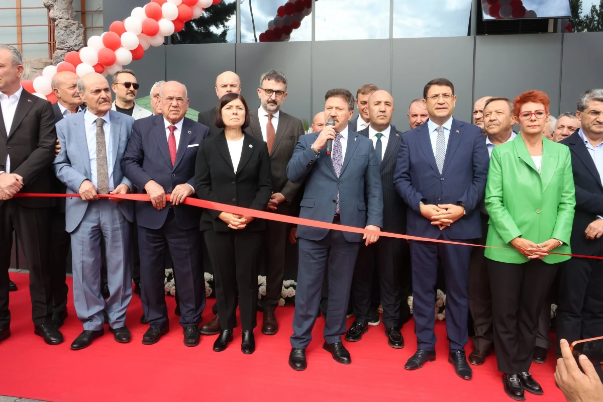Ankara Oto Sanatkarları Esnaf Odasının açılış töreninde kurdele kesimi için bir araya gelen davetliler